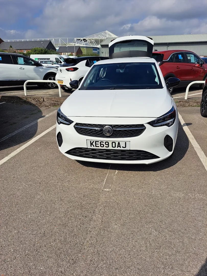 Evans Halshaw Vauxhall Cardiff photo 6