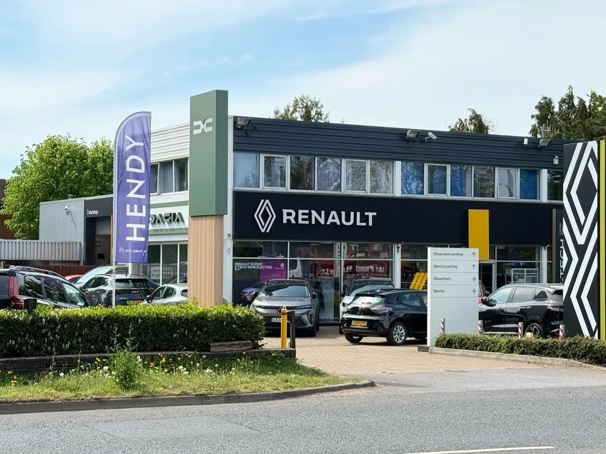 Hendy Renault Horley photo 2