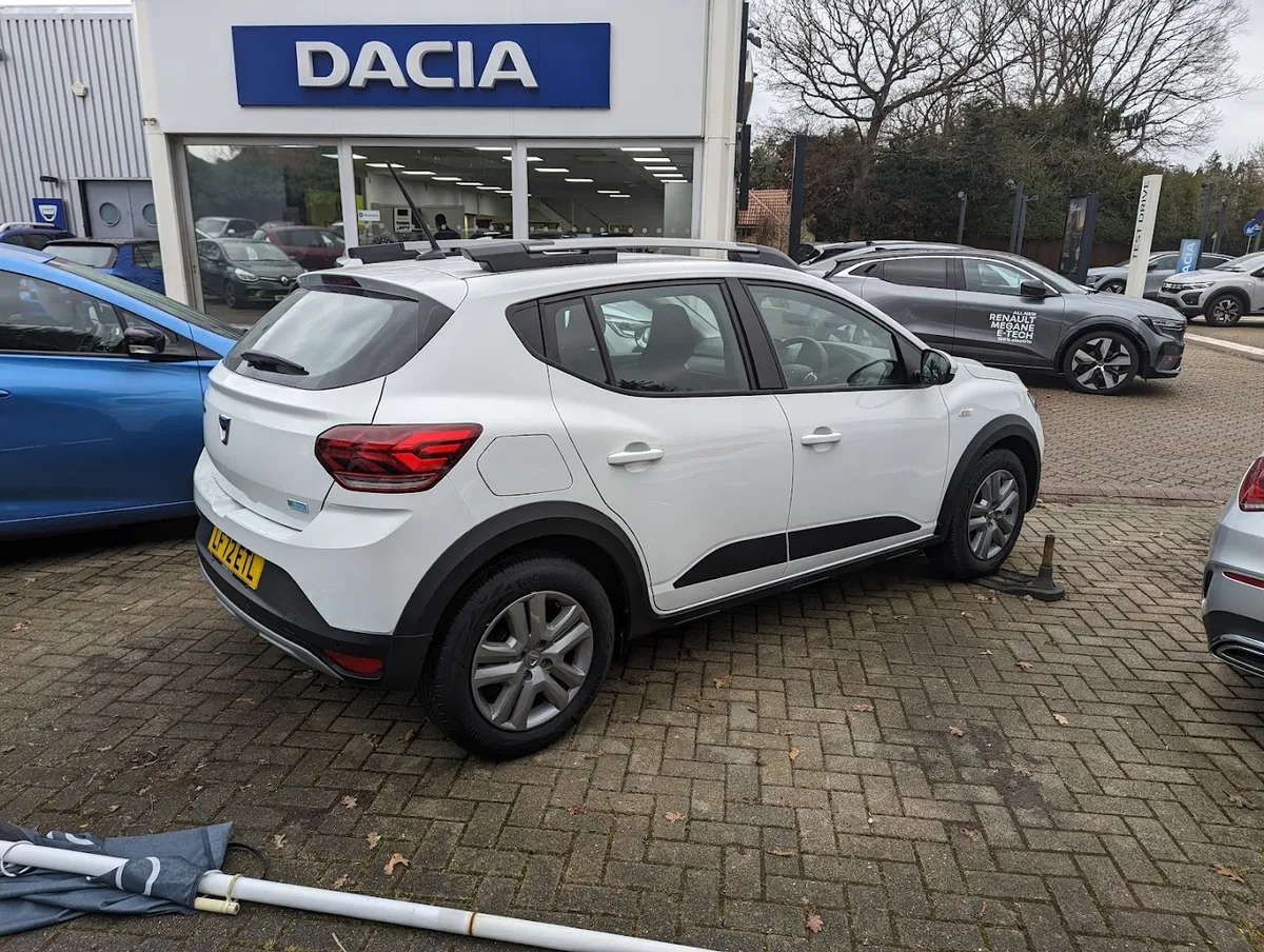 Hendy Renault Horley photo 7