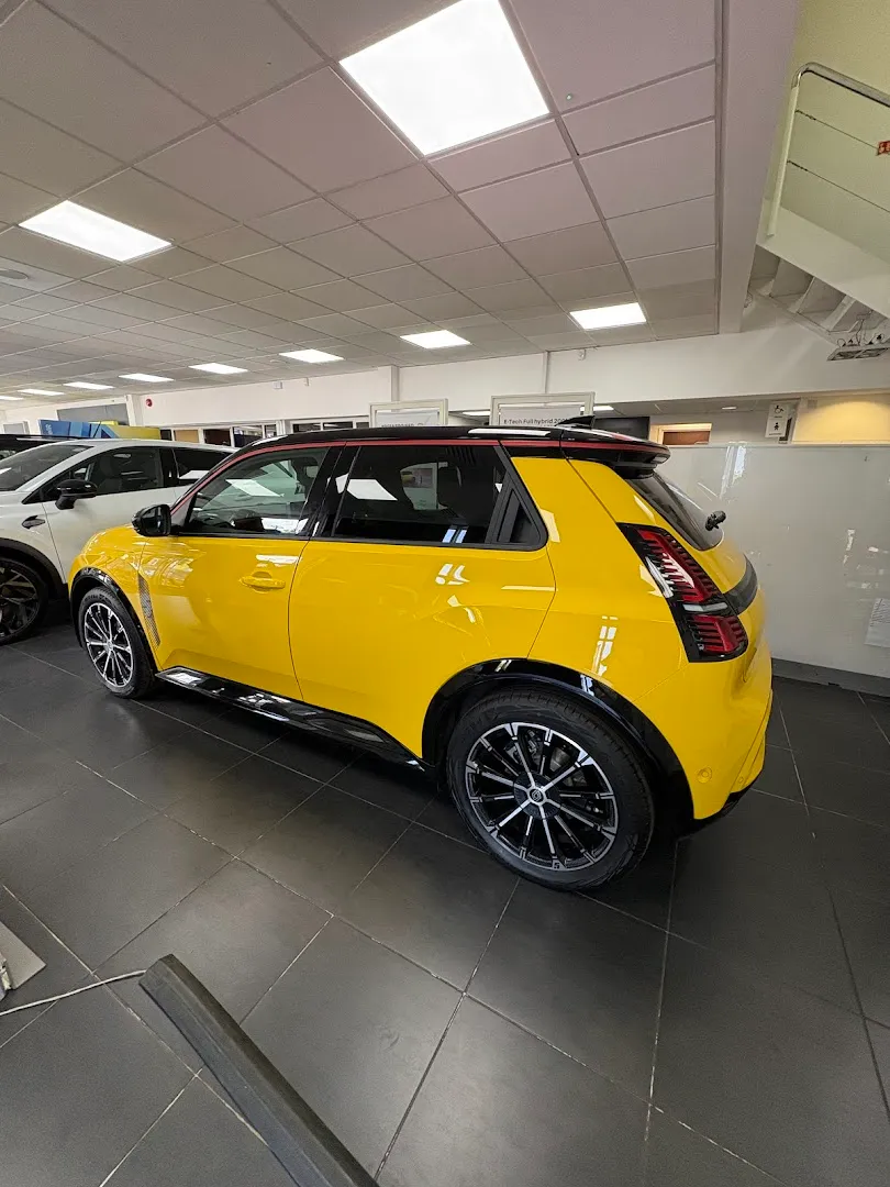 Hendy Renault Horley photo 8