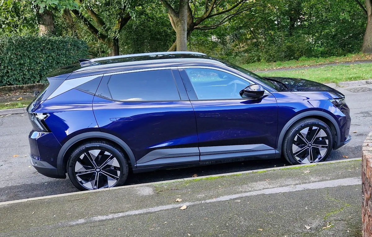 Hendy Renault Horley photo 9