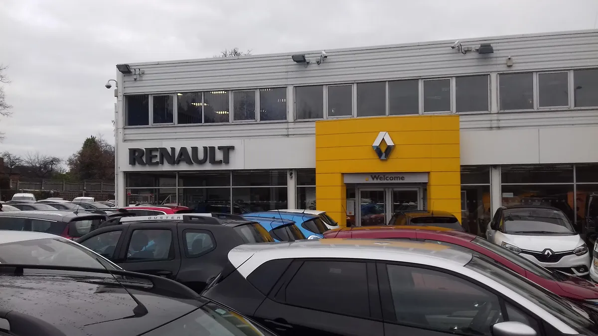 Hendy Renault Horley photo 10