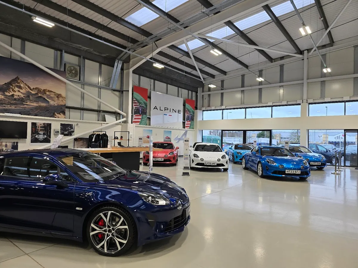 Renault London West photo 6