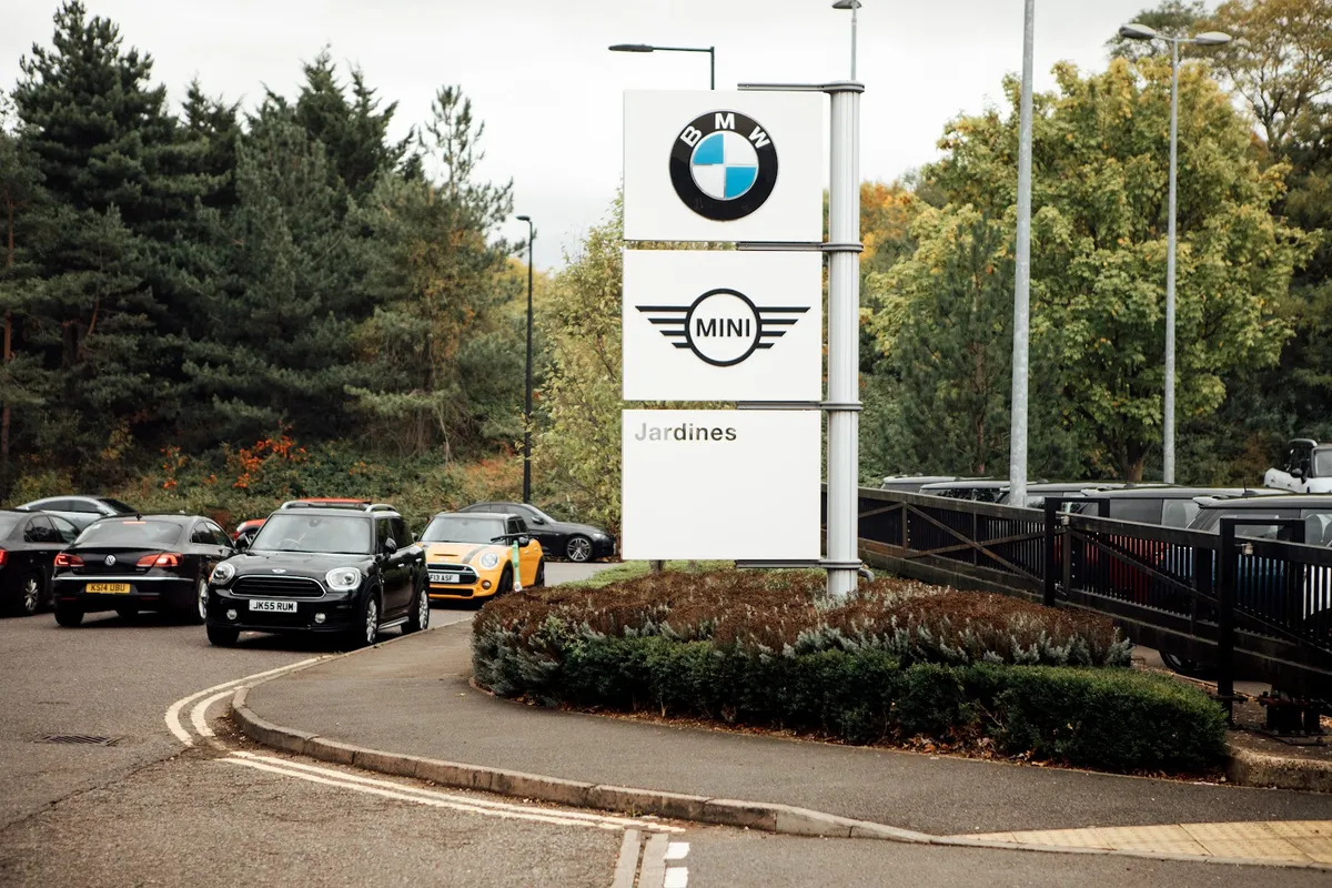 Stratstone BMW Milton Keynes photo 5